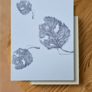 Grijze potlood tekening van vallende herfstbladeren die half vergaan zijn.