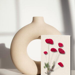 Geperste rode klaprozen op een ansichtkaart