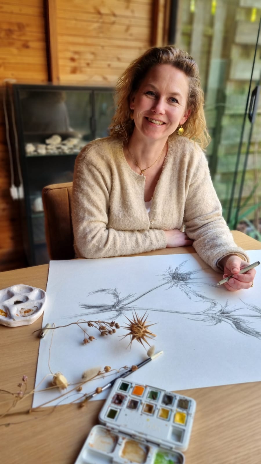 IMG-20250223-WA0011 vrouw tekent grote bloemen tekening. In atelier